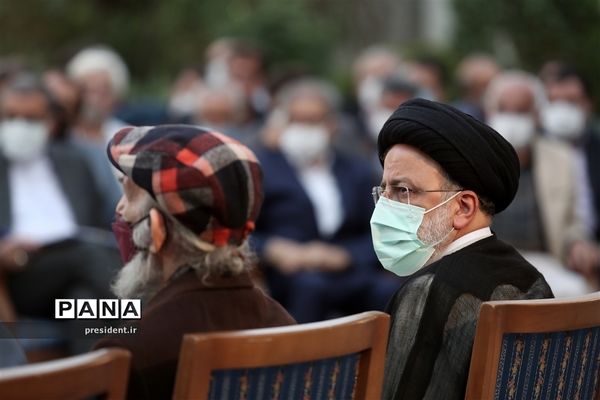 دیدار جمعی از هنرمندان و پیشکسوتان عرصه‌های مختلف هنری با رئیس جمهوری