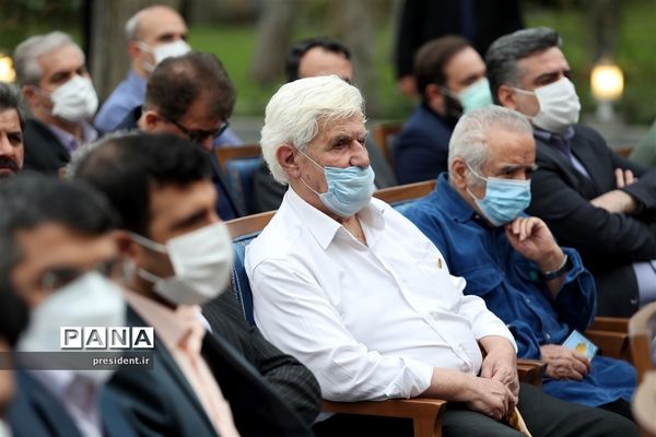 دیدار جمعی از هنرمندان و پیشکسوتان عرصه‌های مختلف هنری با رئیس جمهوری