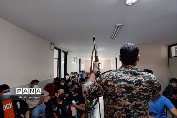 برگزاری کارگاه آموزشی استفاده از اسلحه در مدرسه البرز رودهن
