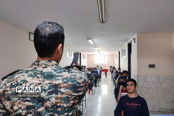 برگزاری کارگاه آموزشی استفاده از اسلحه در مدرسه البرز رودهن