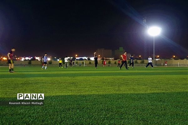 زنگ ورزش دانش‌آموزان دبیرستان شهید دستغیب کازرون  بعد از افطار در زمین چمن