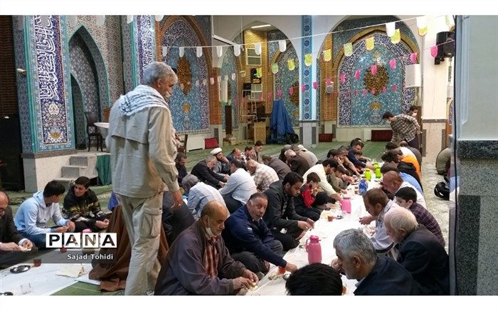 برپایی سفره ساده افطار در مسجد الغدیر پردیس
