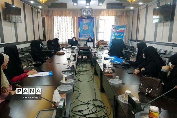 تجلیل از فرمانده واحدهای پیشگام بسیج دانش‌آموزی ناحیه سه شیراز