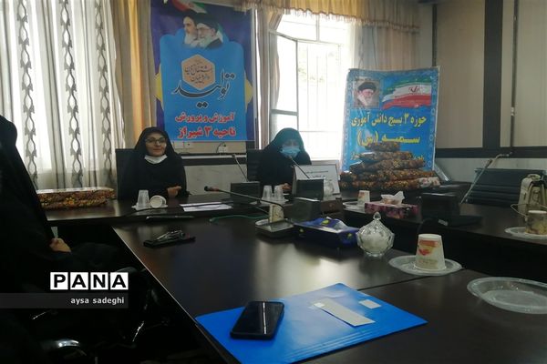 تجلیل از فرمانده واحدهای پیشگام بسیج دانش‌آموزی ناحیه سه شیراز