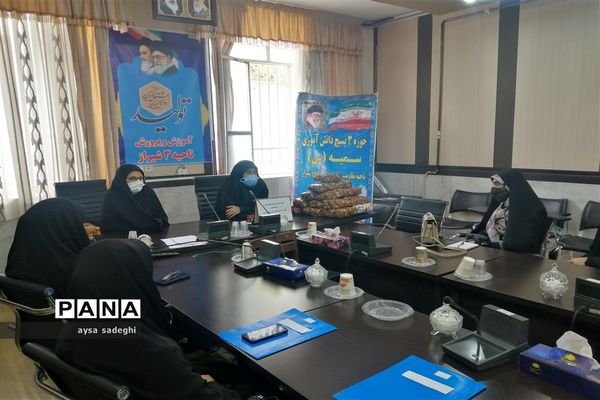 تجلیل از فرمانده واحدهای پیشگام بسیج دانش‌آموزی ناحیه سه شیراز