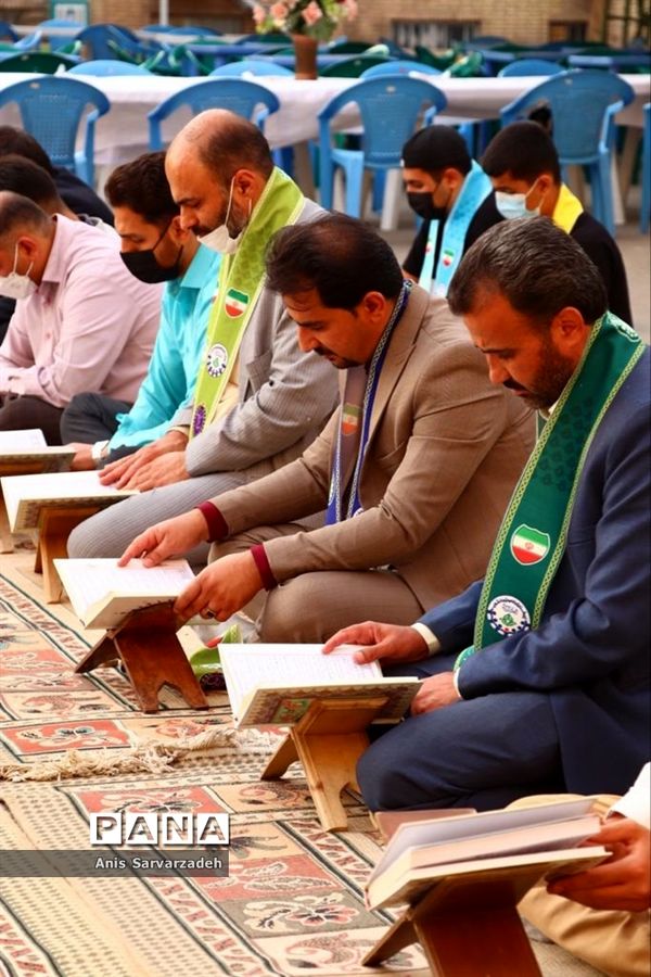 برگزاری مراسم معنوی انس با قرآن و ضیافت افطاری ویژه دانش‌آموزان در ناحیه 4 شیراز