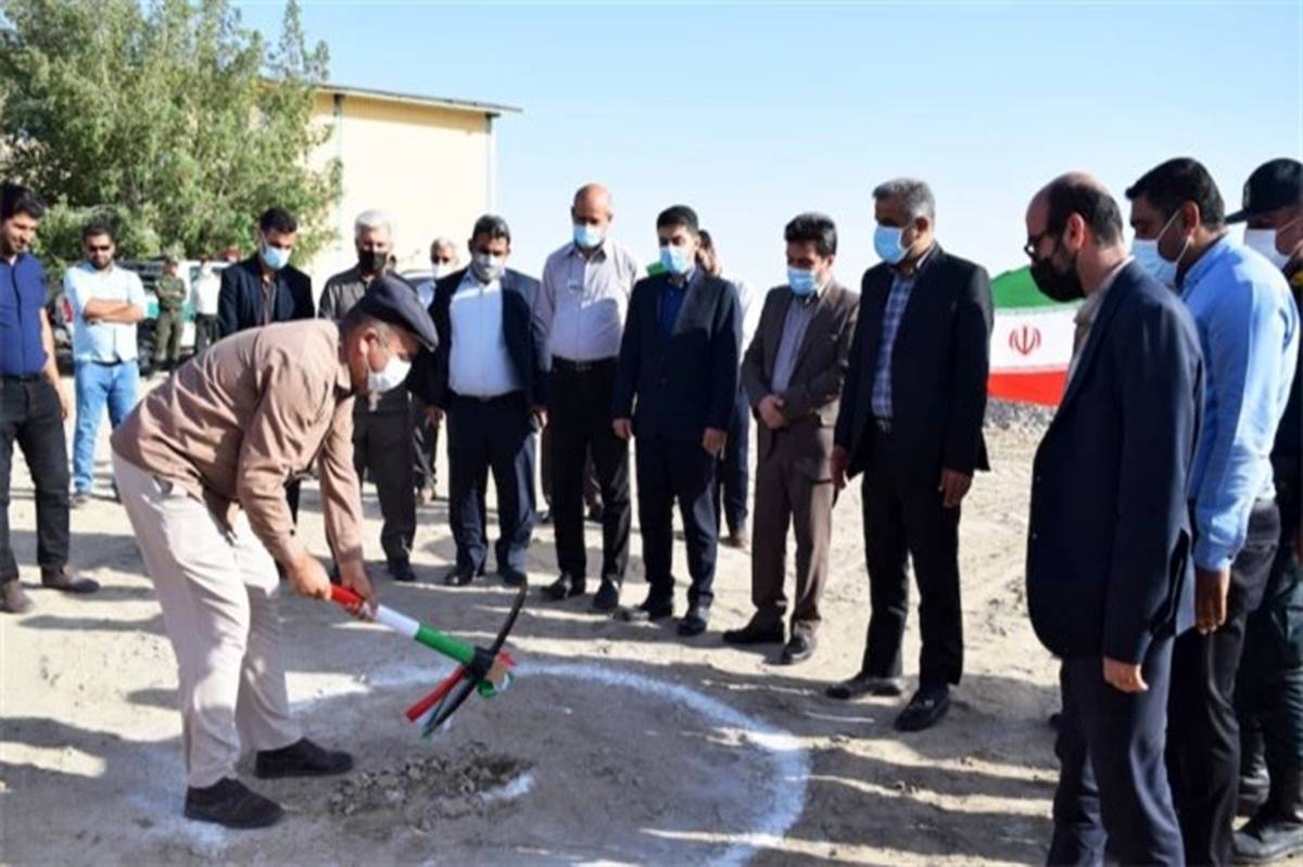 زمین چمن مصنوعی مینی فوتبال در روستای کره بند کلنگ‌زنی شد