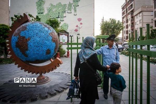 بازدید رسانه‌ای از پارک‌های مادر و کودک و مراسم افطار شهردار تهران با پاکبانان