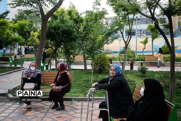 بازدید رسانه‌ای از پارک‌های مادر و کودک و مراسم افطار شهردار تهران با پاکبانان