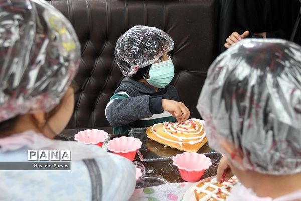 سومین جشنواره «کیک پزون نذری» در بوستان آب و آتش