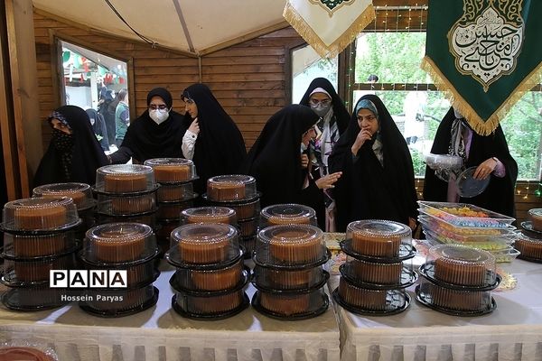 سومین جشنواره «کیک پزون نذری» در بوستان آب و آتش