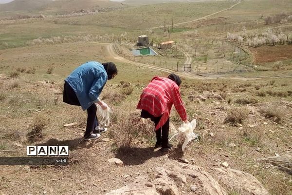 جمع‌آوری زباله‌های به جا مانده در طبیعت