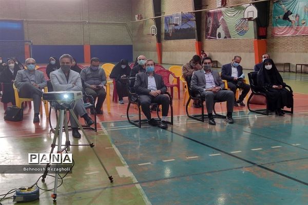 مراسم توزیع اقلام ورزشی به مدارس کم‌برخوردار در آموزش و پرورش منطقه 8