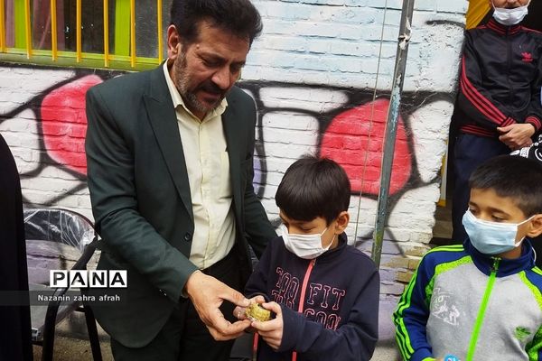 تقدیر از دانش‌آموزان دبستان فهمیده رودهن در روز میلاد امام حسن (ع)