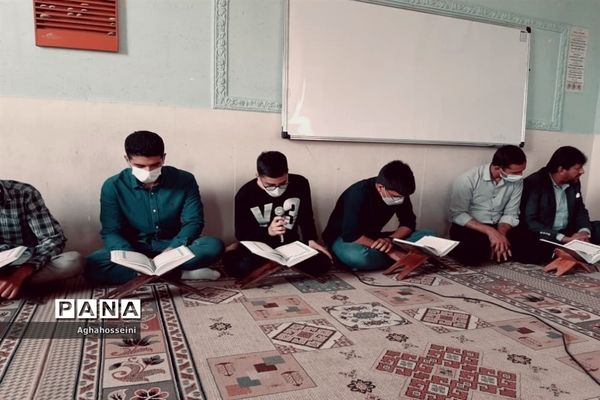 برپایی سفره افطار در موکب‌های افطاری و محفل انس با قرآن مدارس ناحیه 4 شیراز