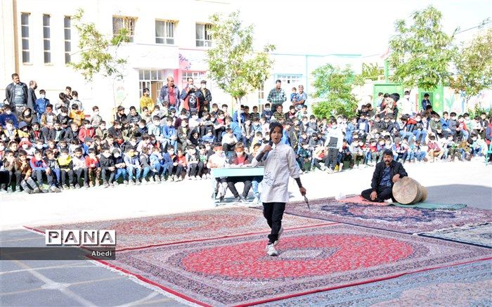 شاهنامه‌خوانی خیابانی دانش‌آموزان دبستان سلمان چرمهین