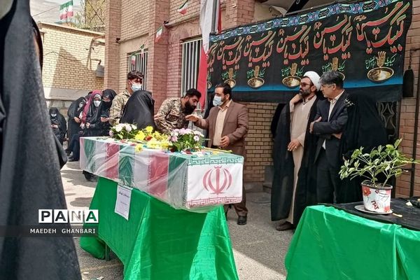 مراسم استقبال دانش‌آموزان از پیکر شهید گمنام در دبیرستان مسلم بن عوسجه  پردیس