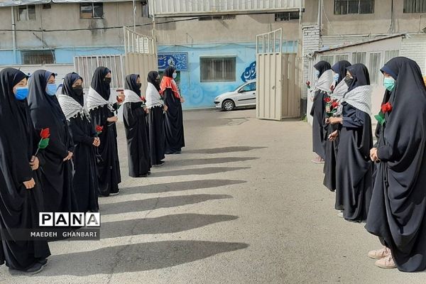 مراسم استقبال دانش‌آموزان از پیکر شهید گمنام در دبیرستان مسلم بن عوسجه  پردیس