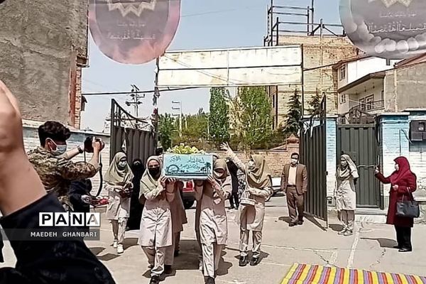 مراسم استقبال دانش‌آموزان از پیکر شهید گمنام در دبیرستان مسلم بن عوسجه  پردیس