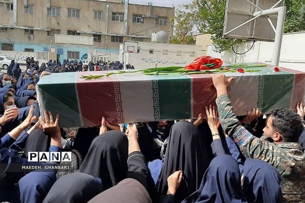 مراسم استقبال دانش‌آموزان از پیکر شهید گمنام در دبیرستان مسلم بن عوسجه  پردیس
