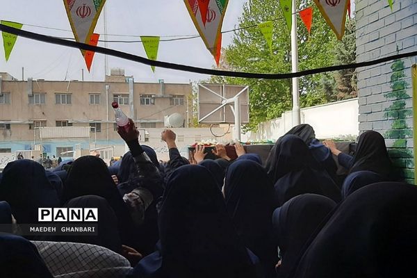 مراسم استقبال دانش‌آموزان از پیکر شهید گمنام در دبیرستان مسلم بن عوسجه  پردیس