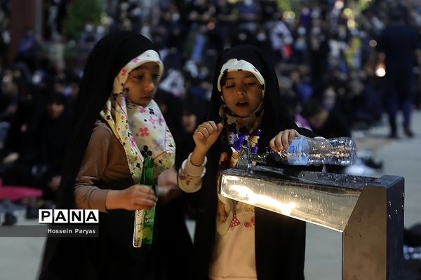 حضور جوانان و دانش‌آموزان در مراسم احیا شب نوزدهم ماه مبارک رمضان در امامزاده صالح(ع)