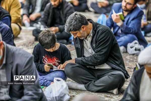 حضور جوانان و دانش‌آموزان در مراسم احیا شب نوزدهم ماه مبارک رمضان در ارومیه