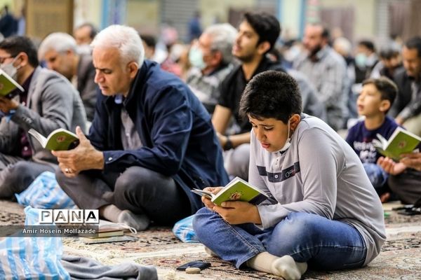 حضور جوانان و دانش‌آموزان در مراسم احیا شب نوزدهم ماه مبارک رمضان در ارومیه