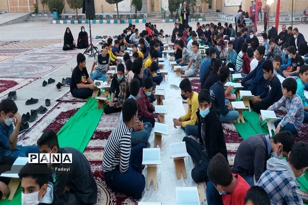 مراسم محفل انس با قرآن دانش‌‌آموزان پسر مدارس متوسطه اول اردستان