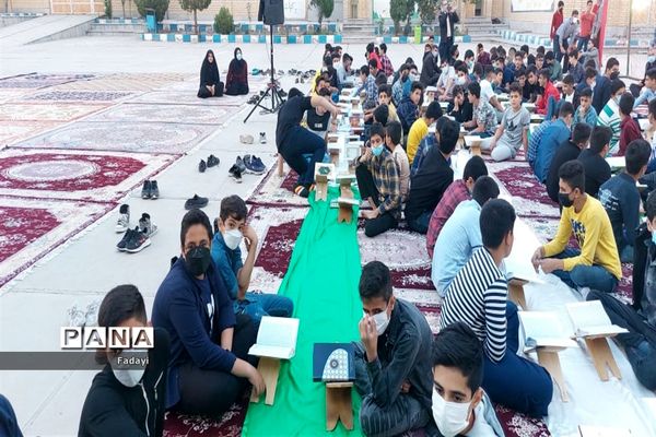 مراسم محفل انس با قرآن دانش‌‌آموزان پسر مدارس متوسطه اول اردستان