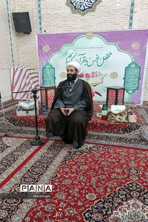جزء خوانی قرآن کریم  در مراسم  افطاری دانش‌آموزان کاشانی
