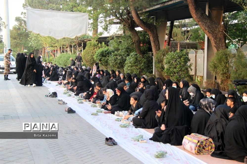 مراسم افطاری دانش‌آموزان آموزش و پرورش شهرری در گلزار شهدای تهران