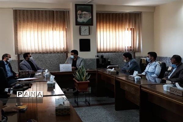 نشست صمیمی مدیر آموزش و پرورش با نمایندگان مجلس دانش‌آموزی شهرستان خمینی شهر
