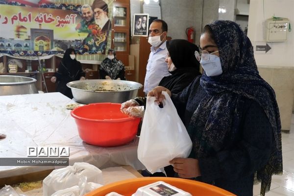 طبخ ٢ هزار پرس غذای گرم با نام و یاد شهدای معلم در تبریز