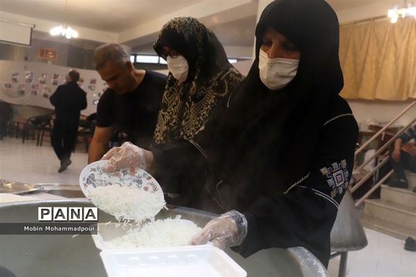 طبخ ٢ هزار پرس غذای گرم با نام و یاد شهدای معلم در تبریز