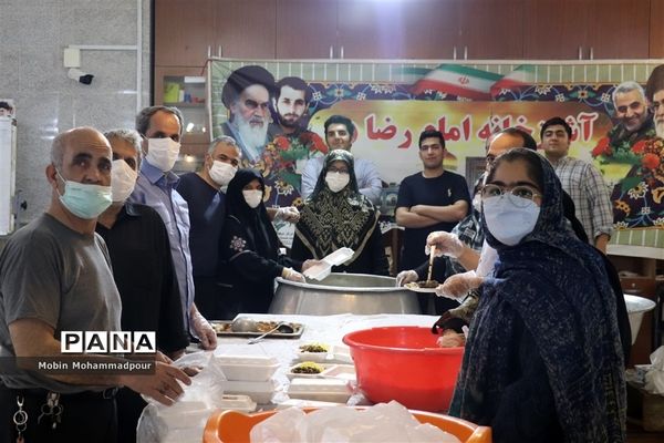 طبخ ٢ هزار پرس غذای گرم با نام و یاد شهدای معلم در تبریز