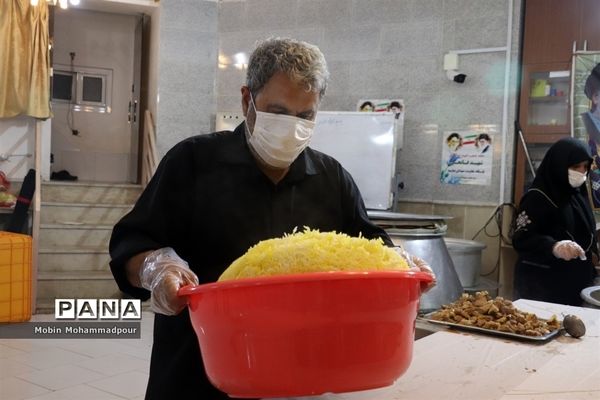 طبخ ٢ هزار پرس غذای گرم با نام و یاد شهدای معلم در تبریز