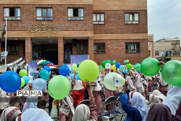 برگزاری مراسم سرمایه‌گذاری در زمین با کاهش پلاستیک در شهرستان بهارستان‌‌