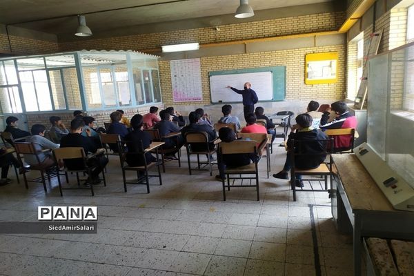 شوق انتخاب در بازدید دانش‌آموزان دبیرستان شاهد کاشمر از مرکز آموزش فنی و حرفه‌ای شهرستان