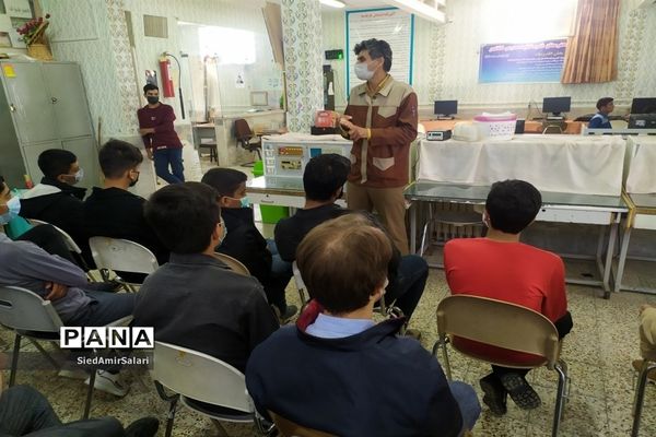 شوق انتخاب در بازدید دانش‌آموزان دبیرستان شاهد کاشمر از مرکز آموزش فنی و حرفه‌ای شهرستان