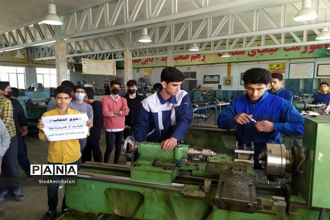 شوق انتخاب در بازدید دانشآموزان دبیرستان شاهد کاشمر از مرکز آموزش فنی و حرفهای شهرستان