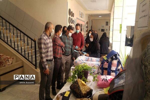 نمایشگاه دست‌آوردهای دانش‌آموزان هنرستان شهید کاویان داراب در هفته مشاغل