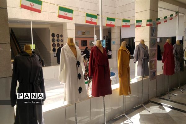 نمایشگاه دست‌آوردهای دانش‌آموزان هنرستان شهید کاویان داراب در هفته مشاغل