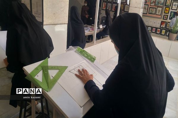 نمایشگاه دست‌آوردهای دانش‌آموزان هنرستان شهید کاویان داراب در هفته مشاغل