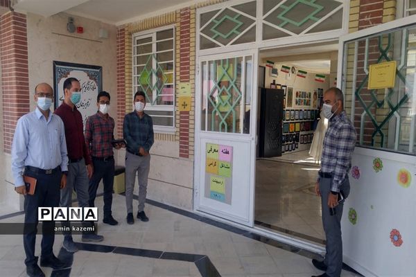 نمایشگاه دست‌آوردهای دانش‌آموزان هنرستان شهید کاویان داراب در هفته مشاغل