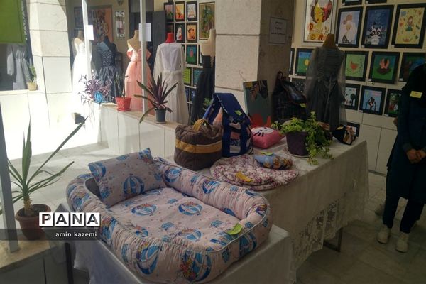 نمایشگاه دست‌آوردهای دانش‌آموزان هنرستان شهید کاویان داراب در هفته مشاغل