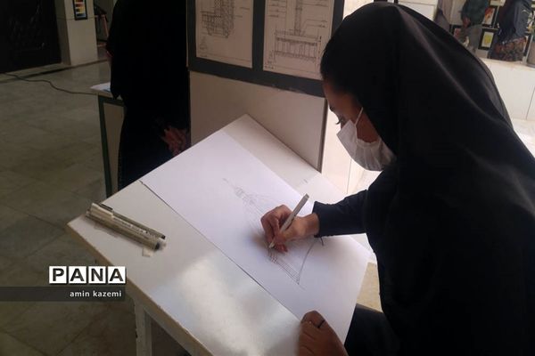 نمایشگاه دست‌آوردهای دانش‌آموزان هنرستان شهید کاویان داراب در هفته مشاغل