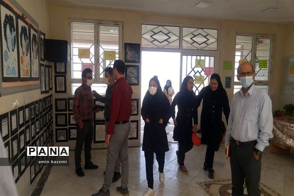 نمایشگاه دست‌آوردهای دانش‌آموزان هنرستان شهید کاویان داراب در هفته مشاغل