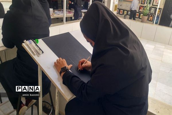 نمایشگاه دست‌آوردهای دانش‌آموزان هنرستان شهید کاویان داراب در هفته مشاغل