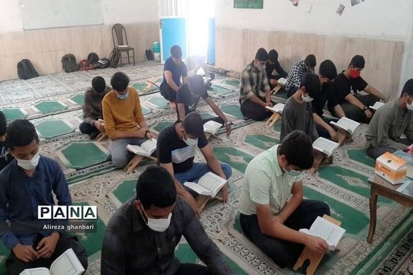 محفل انس با قرآن در دبیرستان متوسطه دوم شهید رئیسعلی دلواری بخش چغادک  بوشهر